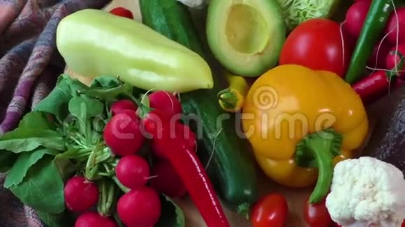 一堆有机蔬菜放在木桌上视频的预览图