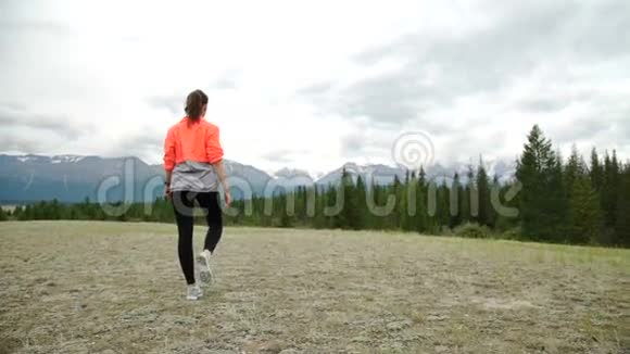 女子跑步者在户外热身视频的预览图