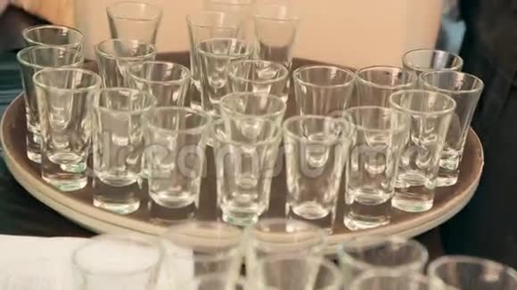 侍者在宴会上把空杯子放在托盘上视频的预览图
