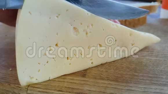 奶酪放在木板上传统熟食用刀切动作慢视频的预览图