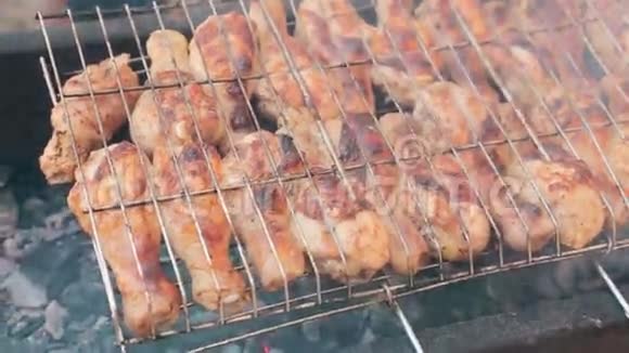 美味的烤鸡鸡腿在户外烧烤时用阴火烧煮视频的预览图