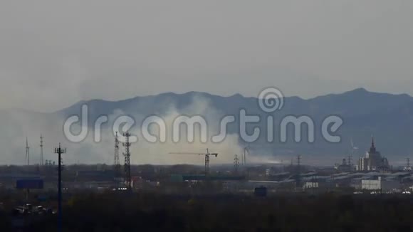 城市的全景工厂的烟雾依靠山工业塔在黄昏视频的预览图