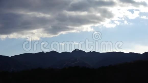 秋天长城山的全景蓝天上的阿尔托库穆卢斯云视频的预览图
