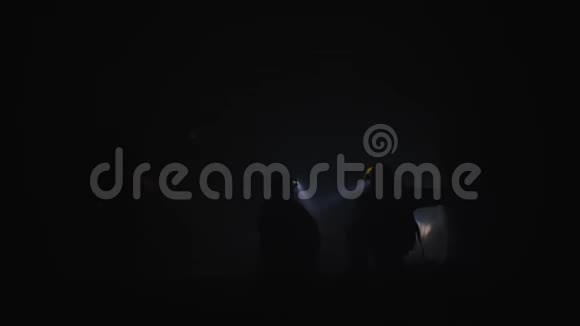 消防队员在一条充满烟雾的黑暗隧道中进行救援行动视频的预览图