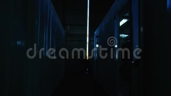 机械师在日落时打开机库大门视频的预览图