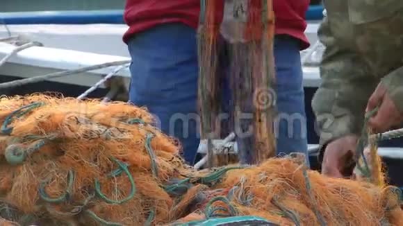 渔民修理鱼网捕鱼线视频的预览图