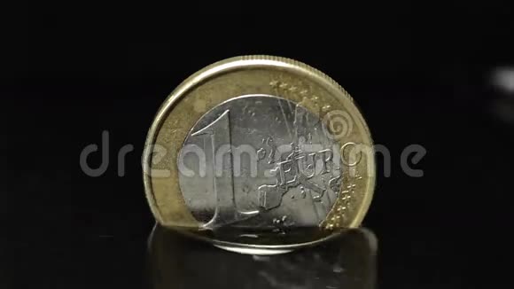 欧元硬币在上升的水中视频的预览图