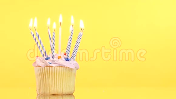 黄色的九支蜡烛生日蛋糕视频的预览图