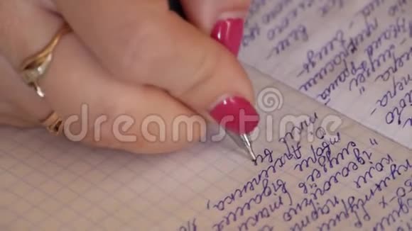 女人在笔记本上用圆珠笔写手写文字视频的预览图