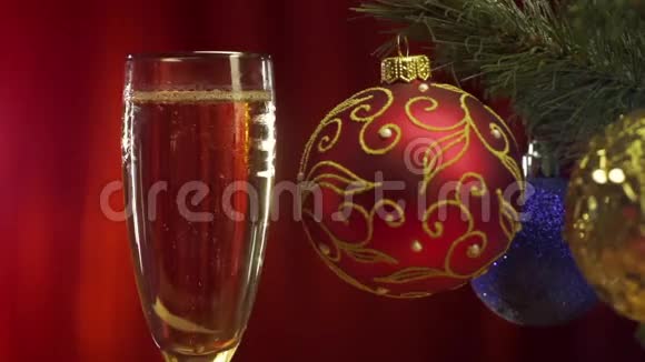 香槟杯和圣诞球视频的预览图