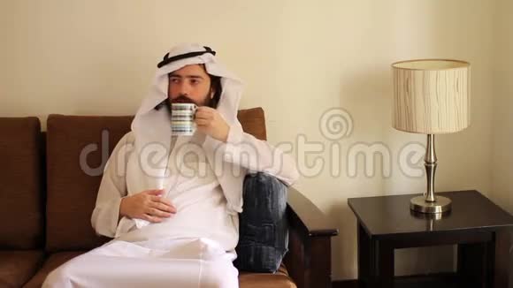 沙特阿拉伯人在家喝咖啡视频的预览图