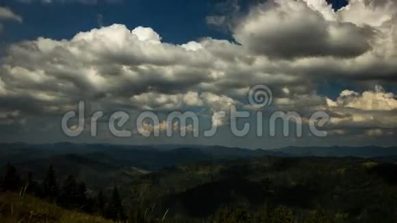 云在山上的移动云在山上的阴影视频的预览图