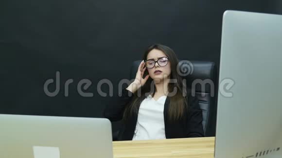年轻漂亮的女商人在办公室头痛视频的预览图
