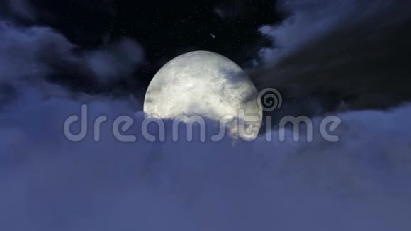 满月笼罩着云层视频的预览图