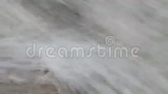 水在水泥上流动视频的预览图