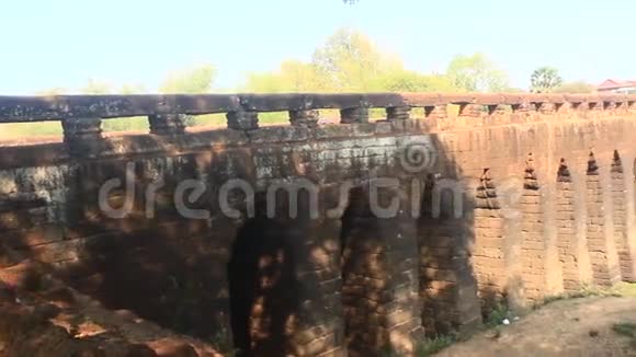 柬埔寨千年古桥视频的预览图