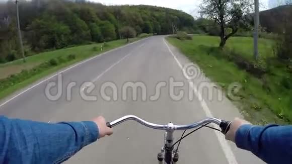 在乡间小路上骑自行车视频的预览图