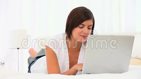 可爱的黑发女人在笔记本上聊天视频的预览图
