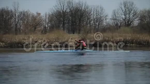 人在独木舟上划船划艇划艇划艇培训做皮划艇追踪射击视频的预览图