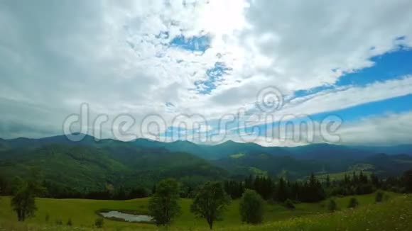 有云和雨的山景视频的预览图