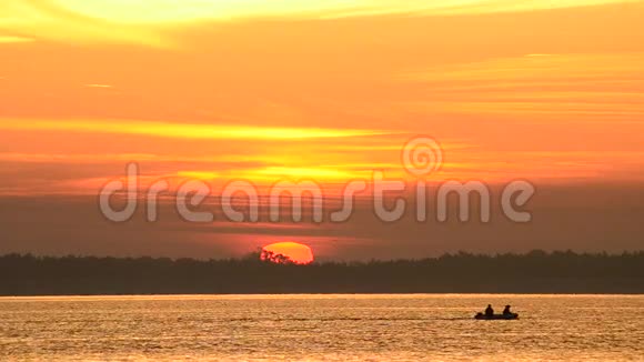 摩托艇在日出时随着太阳在地平线上移动视频的预览图