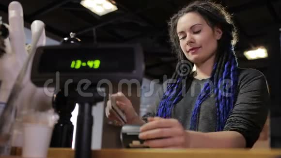 女服务员在咖啡厅刷卡视频的预览图