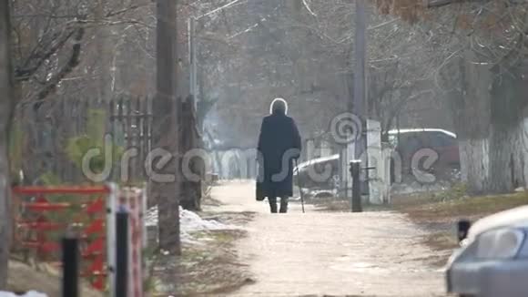 老奶奶在街上穿着外套和围巾视频的预览图