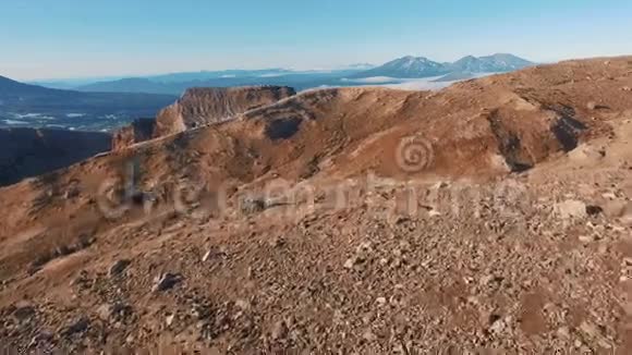 空中观景台在峡谷里飞行红山视频的预览图