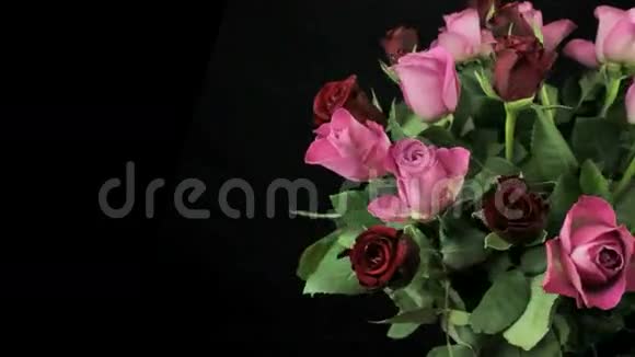 花束中的玫瑰在黑色背景上旋转视频的预览图