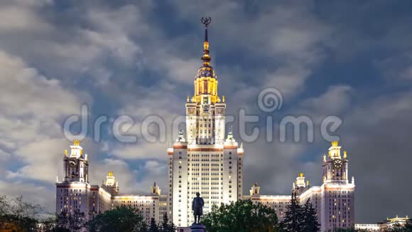 俄罗斯云层移动背景下的麻雀山莫斯科国立大学主楼视频的预览图
