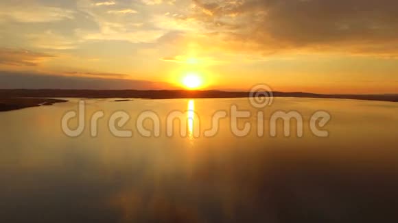 令人惊叹的湖面日落视频的预览图
