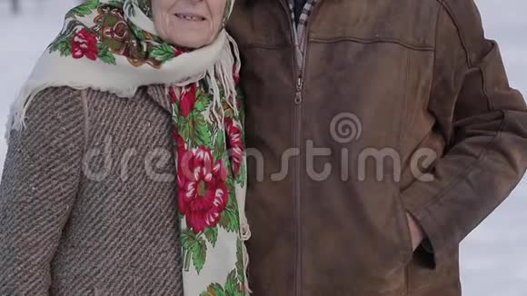 老人夫妇在公园的冬天放松快乐的祖父和祖母一起散步视频的预览图