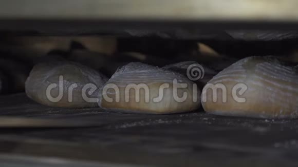 烘焙面包的过程视频的预览图