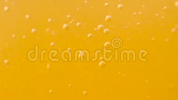 一杯苏打水中的新鲜橙果视频的预览图