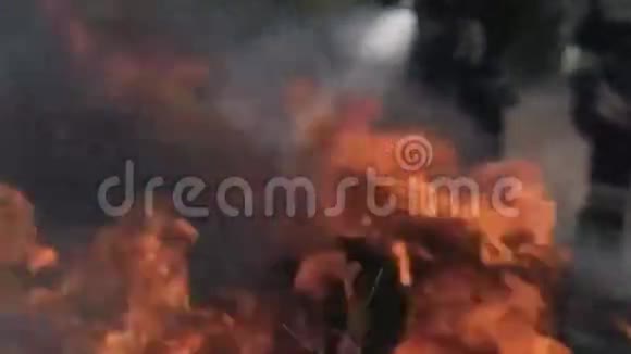 消防队员用喷水灭火视频的预览图