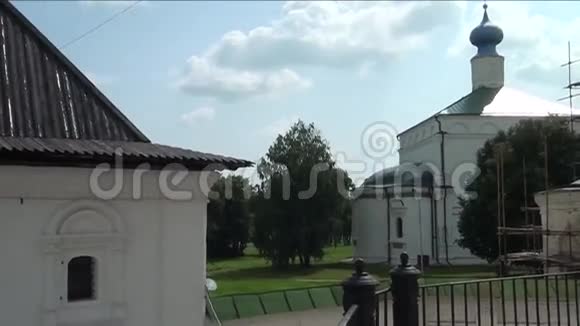 俄罗斯旧的琉森克里姆林宫的城墙和塔楼视频的预览图