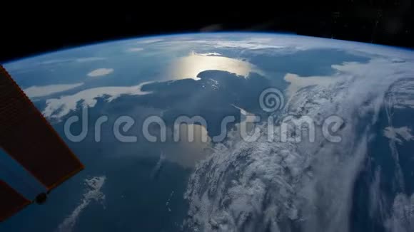 从空间站起飞的飞越地球表面飞行由美国宇航局提供的这个视频元素这段视频不是PU的视频的预览图