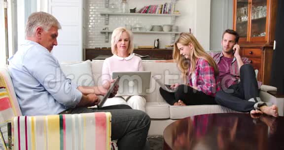 在家中使用数字设备的成年后代父母视频的预览图