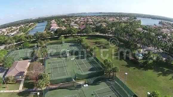 网球场的空中声音视频的预览图