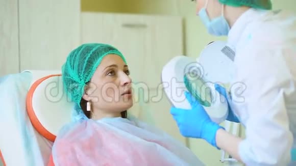 美容医生女医师临床医学回顾视频的预览图