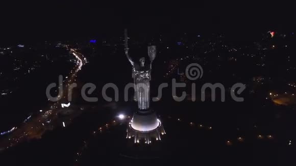 基辅之夜的祖国鸟瞰图视频的预览图