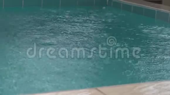大自然泳池别墅豪华水彩云视频的预览图