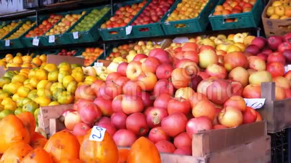街市集有橘子苹果梨柿子和各种水果视频的预览图