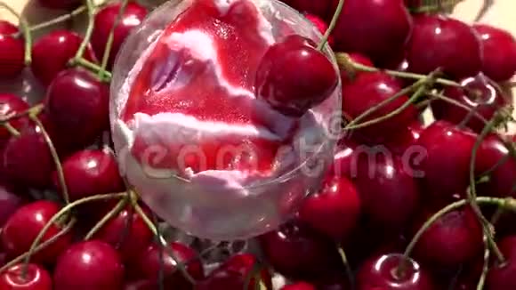 杯中水果冰淇淋上面有樱桃浆果视频的预览图