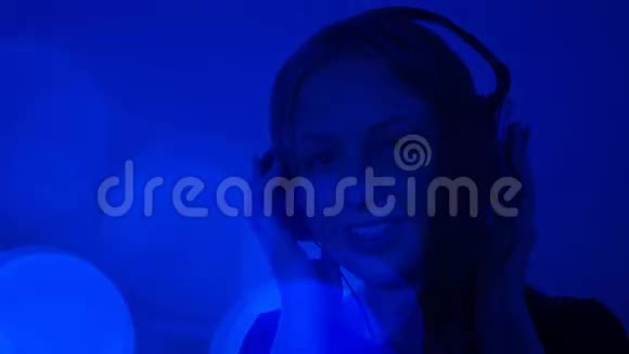 漂亮的年轻女人喜欢听音乐蓝色抽象动作背景视频的预览图