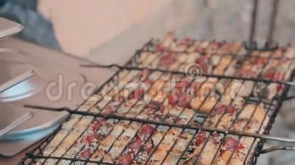 烧烤炉上把芝麻中的鱼和西红柿从格栅中去除视频的预览图