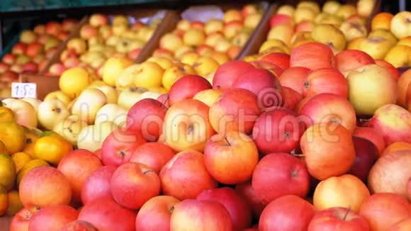 街市集有橘子苹果梨柿子和各种水果视频的预览图