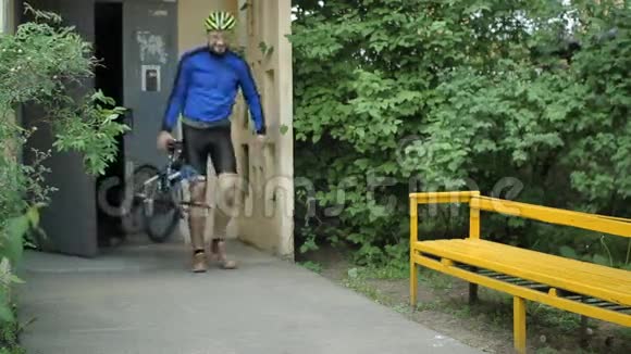 家附近有胡子的折叠自行车视频的预览图