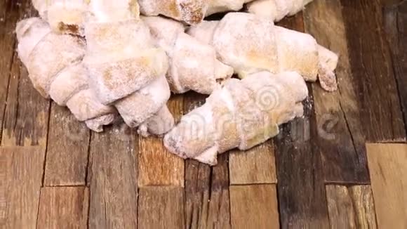 一些木制背景的新鲜羊角面包视频的预览图