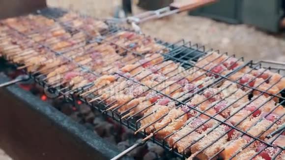 烧烤架上烤着的芝麻中的鱼和西红柿令人兴奋视频的预览图